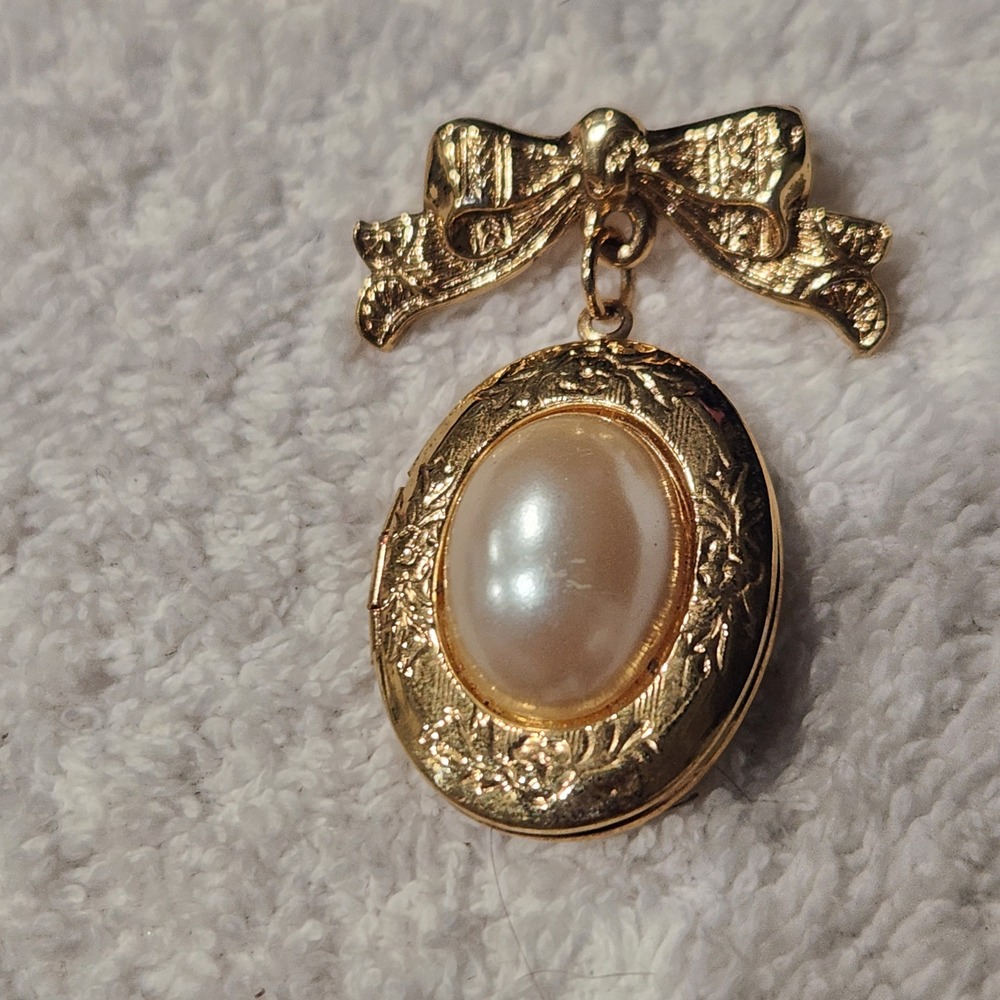 Vintage Gold Tone Bow Locket Brooch Pin with Faux Pearl Cabochon Oval Pendant‎